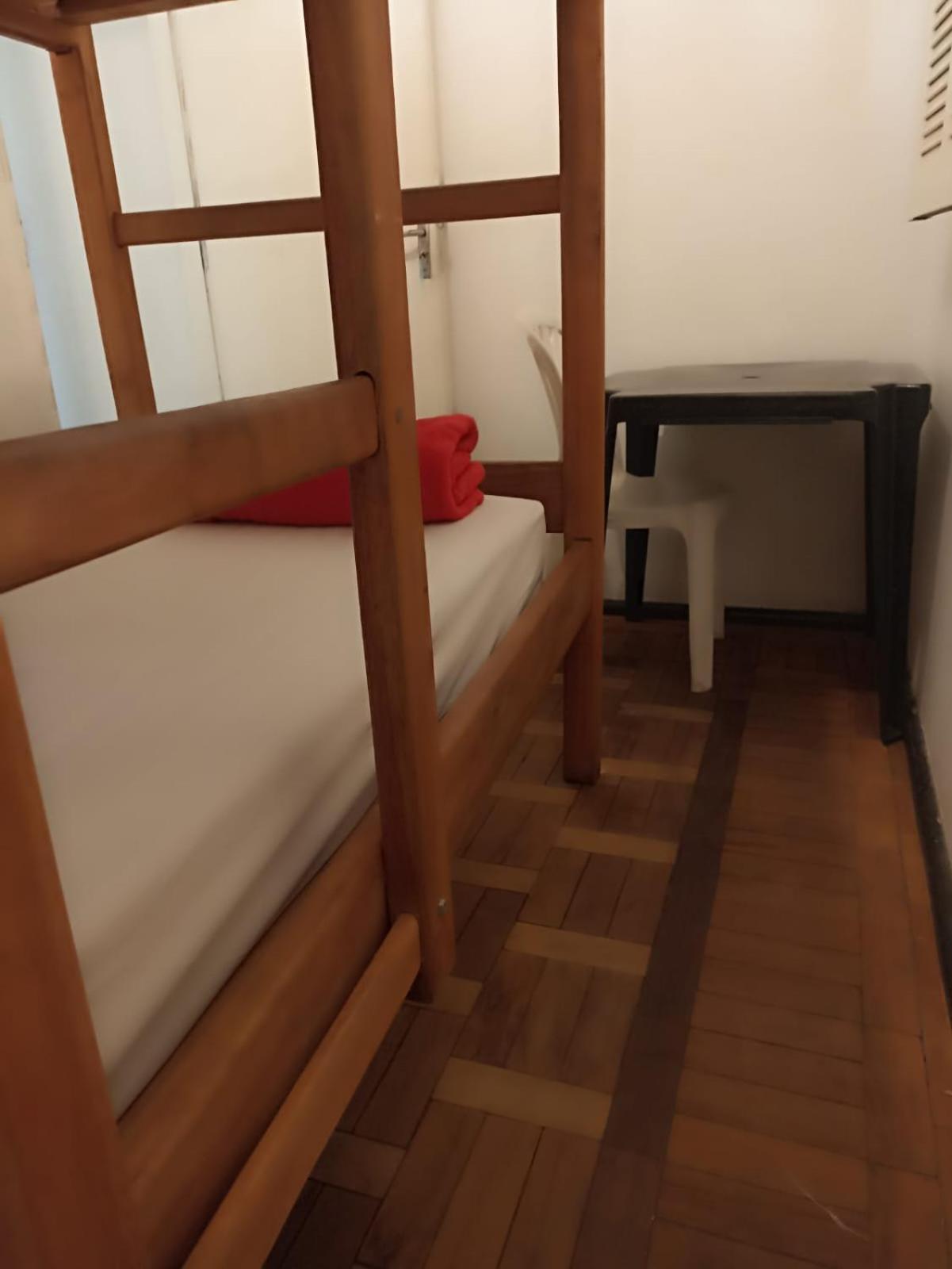 Quarto com 2 Camas de Solteiro e Banheiro Compartilhado